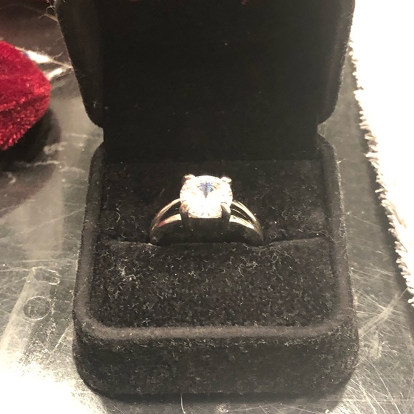 Cubic Zirconia size 8 beautiful ring. - Picture 4 of 8